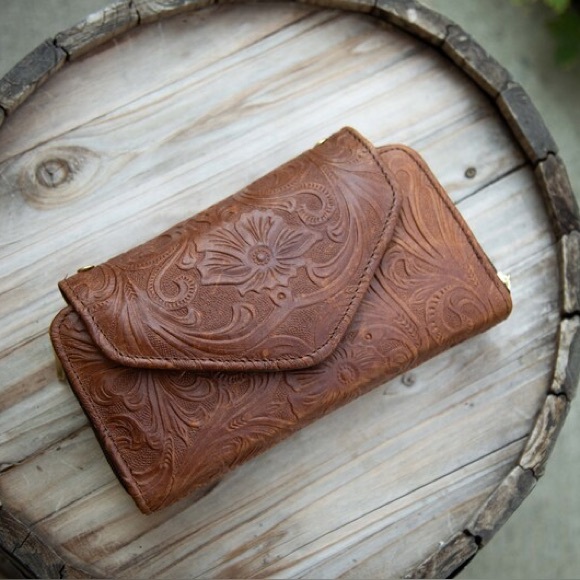Stunning handmade carved leather wallet/crossover - Picture 4 of 12